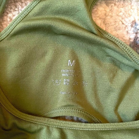 NVGTN Seamless Sculpt Seamless Bra Top Spandex Woman Fitness Size MEDIUM -‎ EUC - Picture 5 of 9